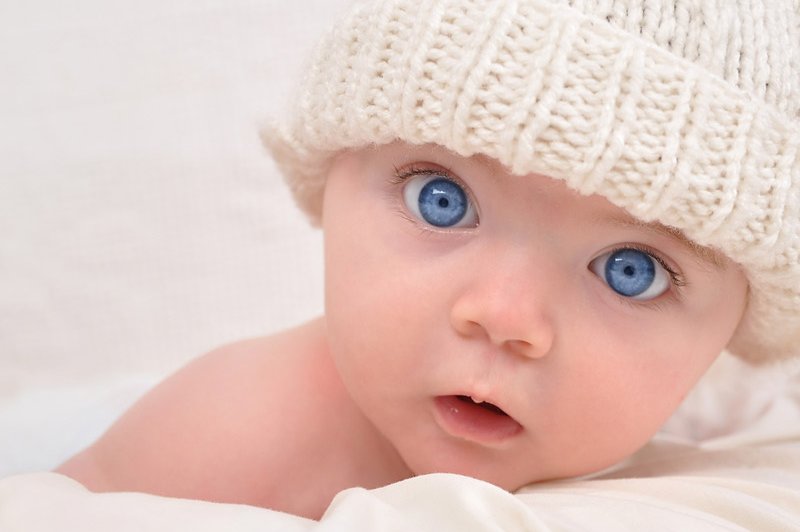 Neverjetni rojstni datumi: Sreča, naključje ali ...? (foto: otrok modre oči začuden dojenček)