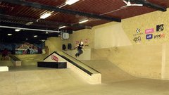 SKATE PARK
Poligon je primeren za skejterje, blejderje in BMX-arje, vsebuje od nizkih 'bankov' s 'curbi', do visoke linije z 'jumpboxom' in 'quarterji'.