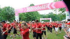 Na 6. dm teku teklo rekordnih 8.500 žensk