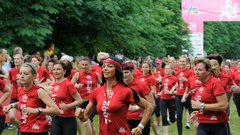Na 6. dm teku teklo rekordnih 8.500 žensk