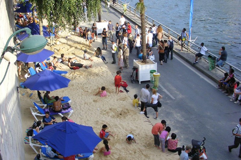 Idejo o mestni plaži v središču francoske prestolnice so oživeli leta 2002. (foto: flickr.com)