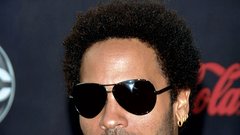 Lenny Kravitz:
Je oster kot britev, vroč kot sonce, sladek kot čokolada in ... neulovljiv.