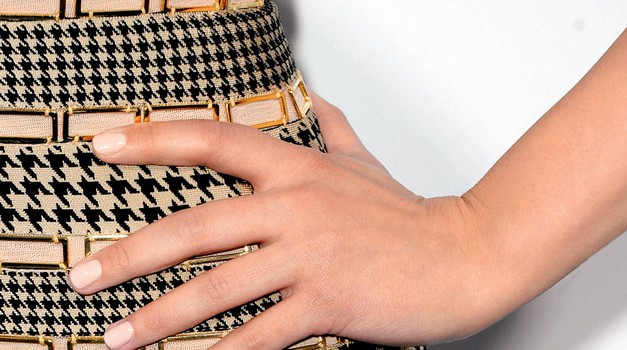 Ginnifer Goodwin: Kožni toni naredijo prste bolj elegantne (foto: Getty Images, Chris Eckert/Studio D.,  ilustracije: Stuart Mackenzie/eyecandy.co.uk)