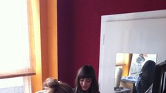Delo modela ni enostavno: paziti moraš, da obleka stoji tako, kot jo stilira stilist, pri tem pa moraš biti lepa in se nenehno smehljati.