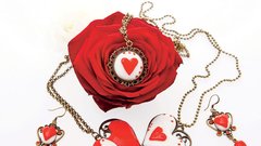 Amulet za ljubezen: Srečo v ljubezni poiščite ali ohranjajte s pomočjo amuleta. Še več pravljičnega nakita najdete na www.dobravila.com, kjer boste našli tudi Majino najnovejšo motivacijsko zgoščenko: Ljubezen – Kako ustvariti pravega partnerja.
