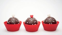 Sladki kot ljubezen: Ljubezen gre skozi želodec, pravijo, in če je glavna sestavina čokolada, je uspeh zagotovljen. Kakšni okusi in oblike sladkih pregreh so na voljo? www.cakepops.si.