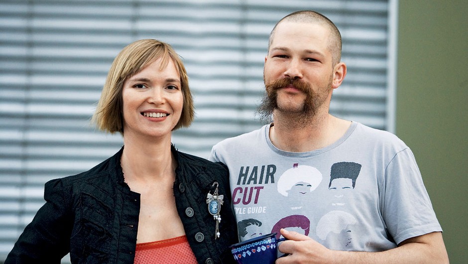 Pari, ki si delijo posteljo in pisarno. In se imajo ...