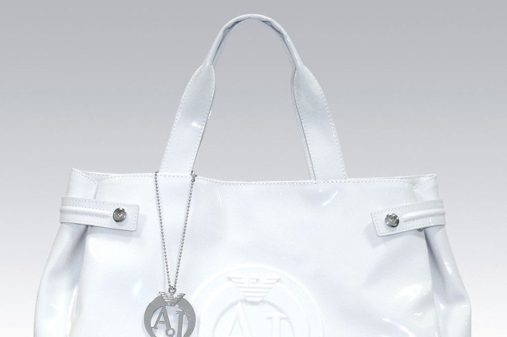 Armani Jeans torbica - hit poletja 2012! (foto: Arhiv proizvajalca)