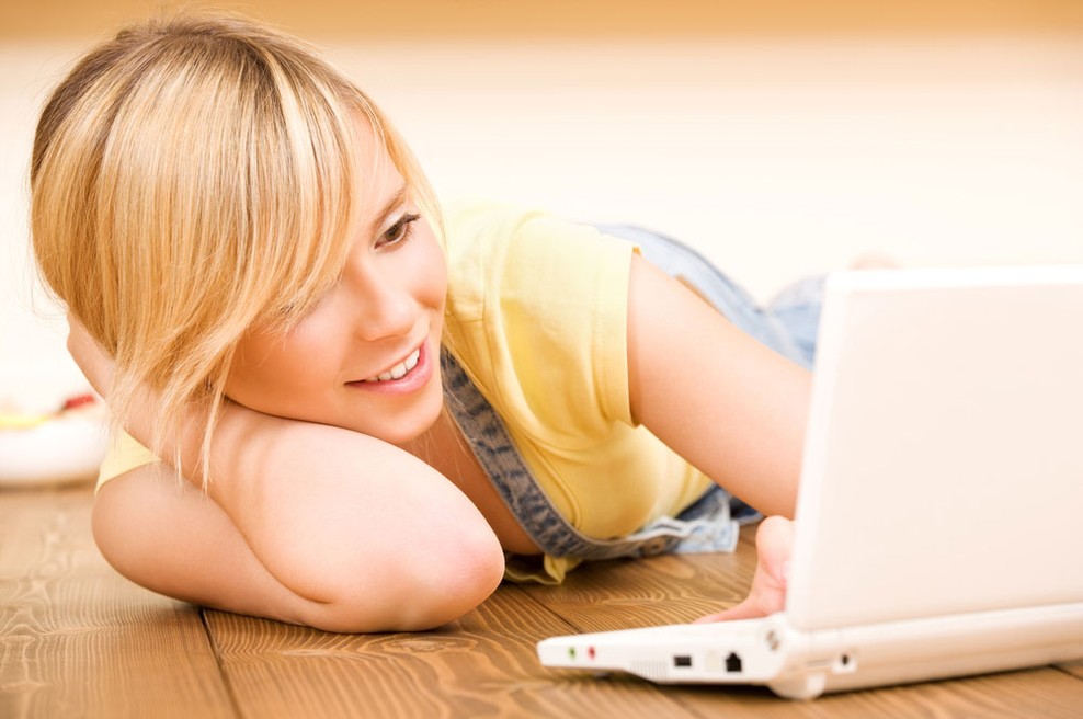 Virtualno razmerje: Bi ga prevarala na spletu? (foto: Shutterstock)