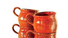 Unikatne skodelice za kavo, ki nastajajo pod spretnimi prsti ustvarjalke Daše Kogoj, si lahko ogledate na Facebook strani Daša’s pottery. Cena: 12 EUR.