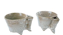 Kavne skodelice izpod moških prstov bodo kavi dale poseben okus. Izdelal jih je David Almajer, ki deluje pod blagovno znamko Flamma art (www.flammaart.com). Cene: od 25 do 32 EUR.