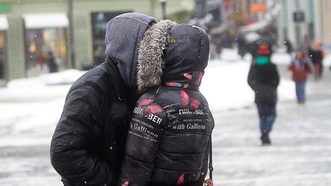 Fotografije snežnih radosti, križev in težav v Ljubljani