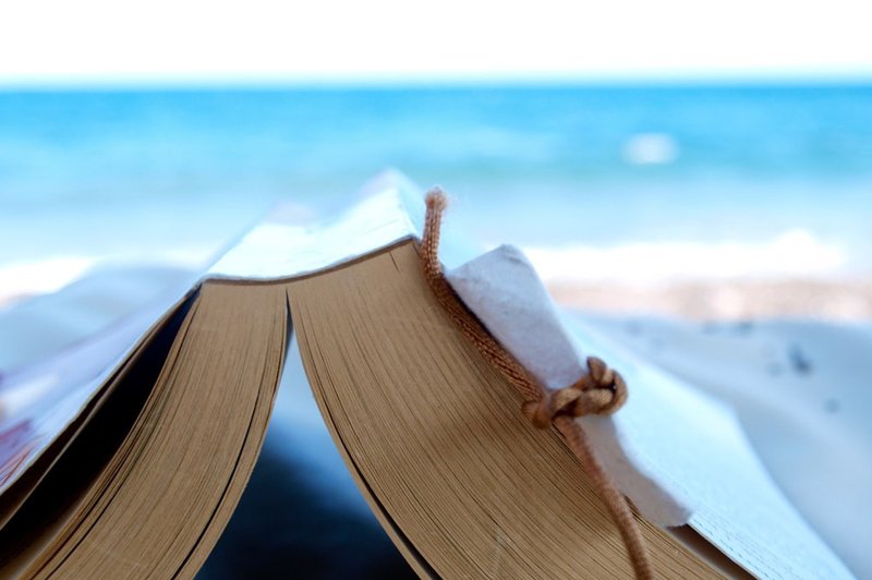 Moji nasveti za knjige, ki jih boš to poletje z veseljem prebirala na plaži. (foto: Foter.com)