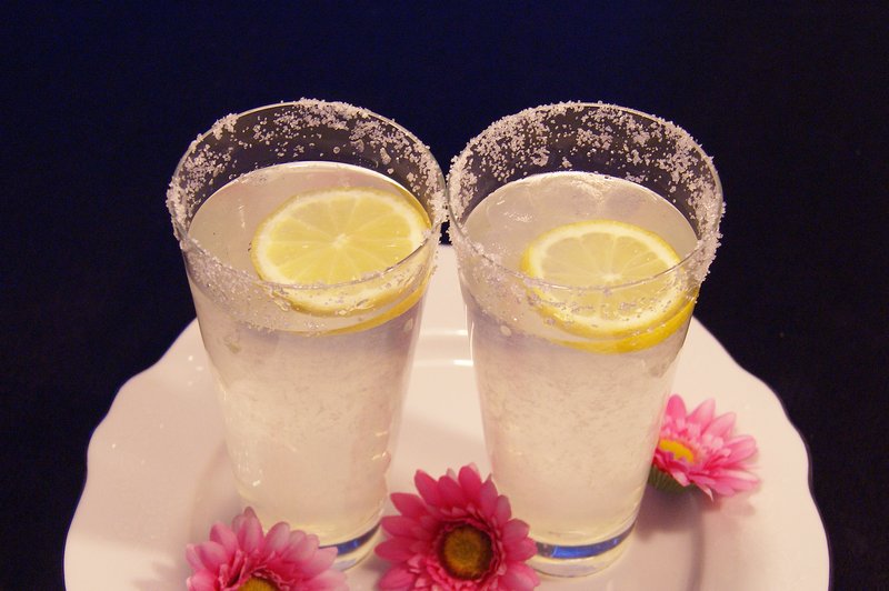 Odlična limonada: namesto sladkorja ji lahko dodaš javorjev ali agavin sirup. Rob kozarca pa okrasiš s sladkorjem! (foto: Živa Gedei)