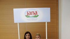 Hostesi sta skrbeli za celodnevno osvežitev z vodo Jana.