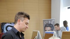 Matevž Firšt je poskrbel za valovito pričesko udeleženke.