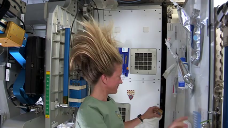 Bodoče astronavtke: poglejte, kako si dekleta umivajo lase v vesolju