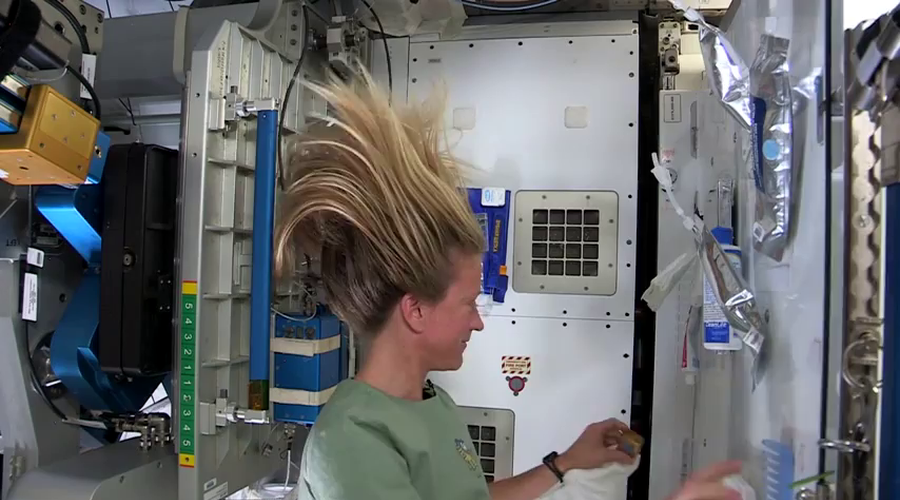 Ko uloviš vodo, preostanek postopka ni težaven (foto: insideISS / www.youtube.com)