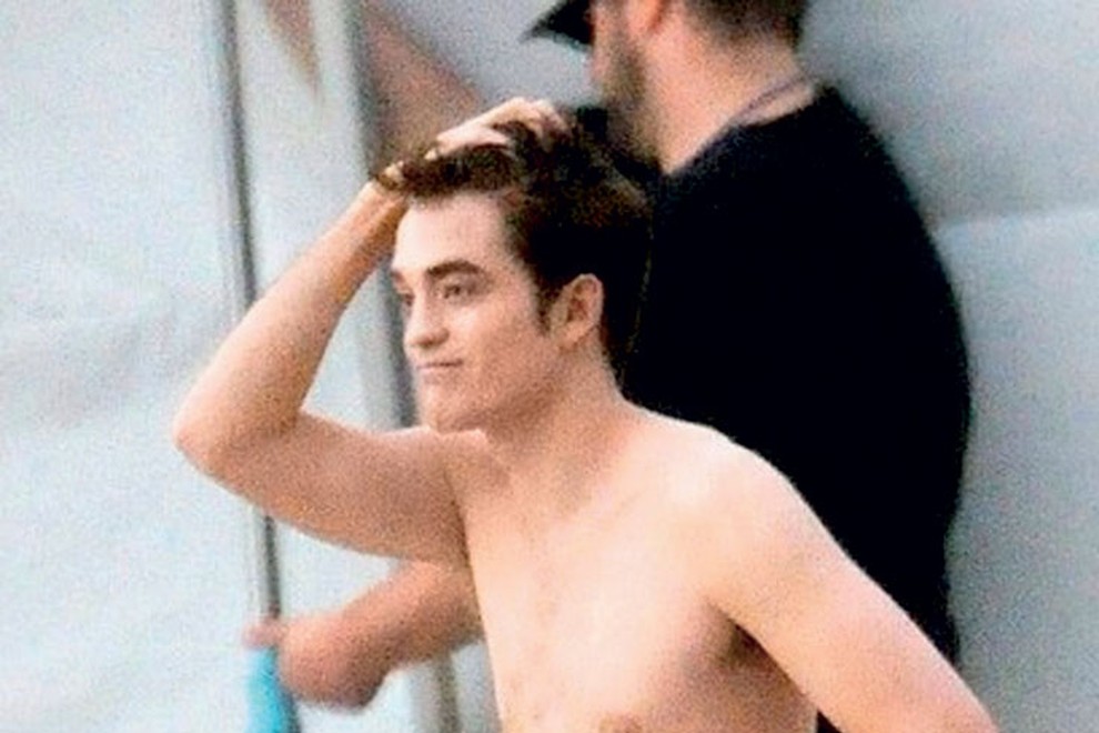 Robert Pattinson, zvezdnik sage Somrak, na intimnem predelu prisega na bujni 'grmiček'. 