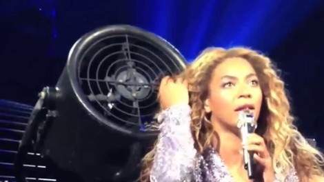Beyonce doživela nerodno nesrečo med koncertom