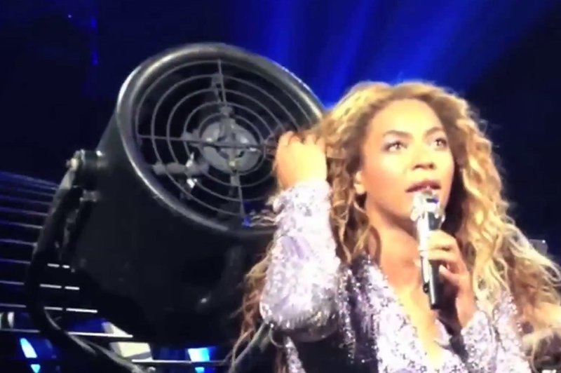 Beyonce doživela nerodno nesrečo med koncertom (foto: profimedia)