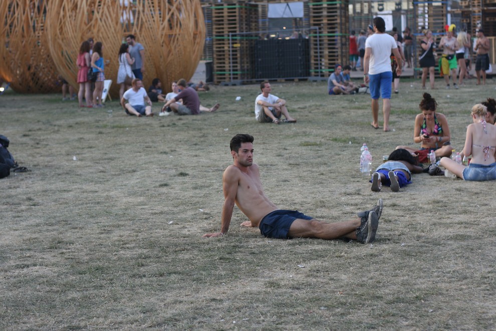 Tipčki zgoraj brez na Sziget festivalu