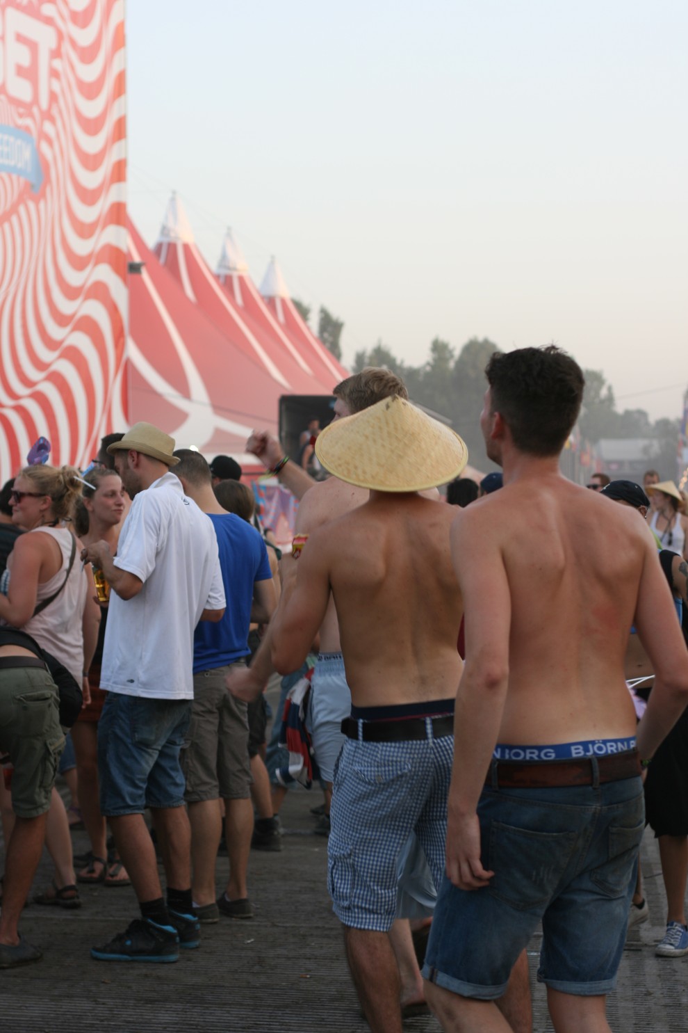 Tipčki zgoraj brez na Sziget festivalu