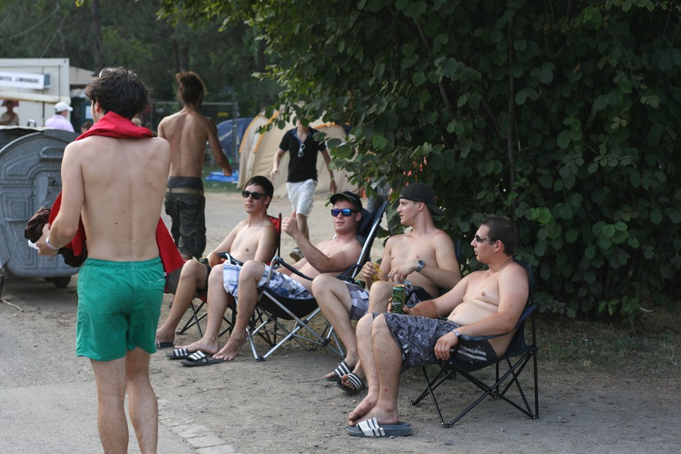 Tipčki zgoraj brez na Sziget festivalu