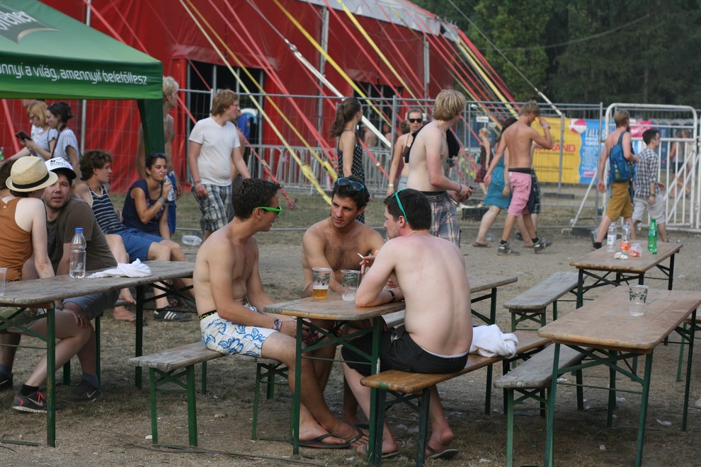 Tipčki zgoraj brez na Sziget festivalu