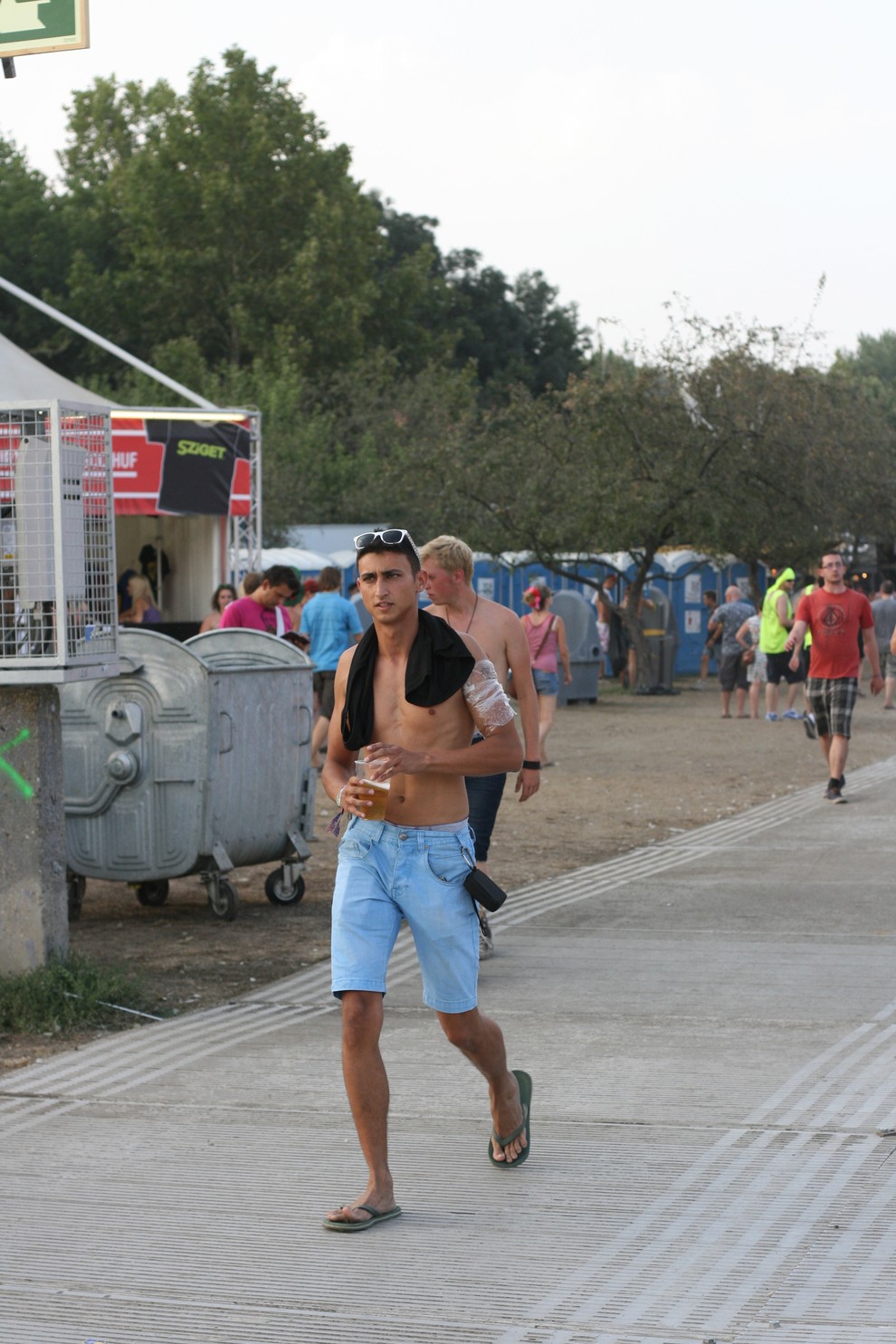 Tipčki zgoraj brez na Sziget festivalu