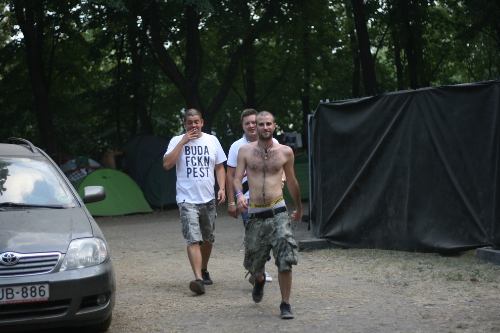 Tipčki zgoraj brez na Sziget festivalu