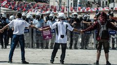 Protestniki na trgu Taksim, Turčija