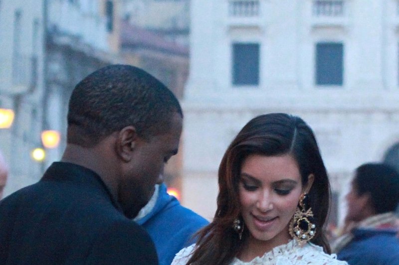 Kim Kardashian in Kanye West sta se zaročila sredi stadiona (foto: profimedia)