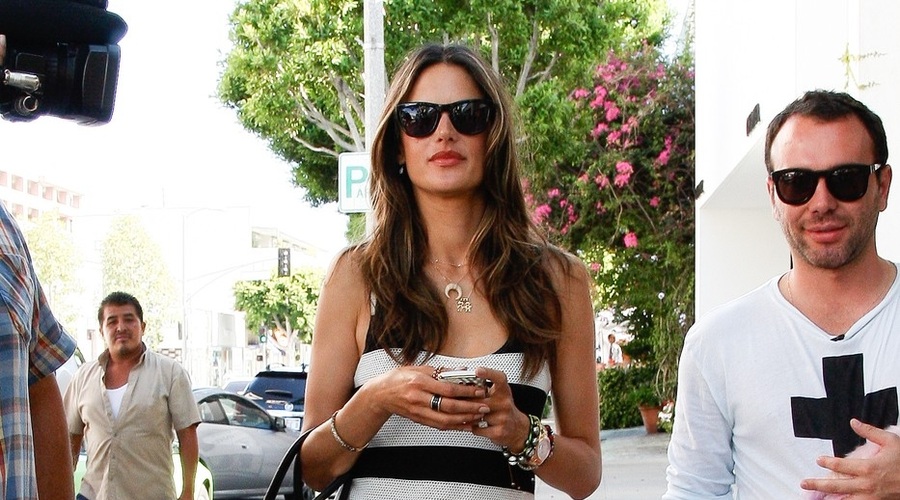 Alessandra Ambrosio modno po nakupih (foto: profimedia)