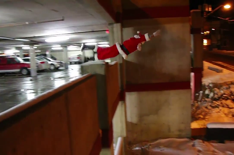 Akrobatski Božiček ne potrebuje sani (foto: Ronnie Street Stunts @ YouTube)