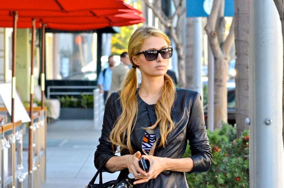 Paris Hilton v pisanih vzorčkih (foto: profimedia)