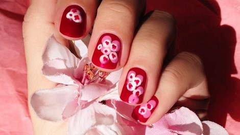 Lepotni trend - manikira s češnjevimi cvetovi