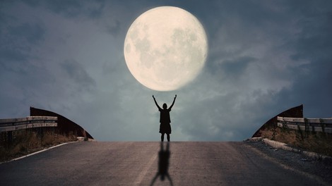 Umetnik, ki ga nosi luna, pa tudi on njo!