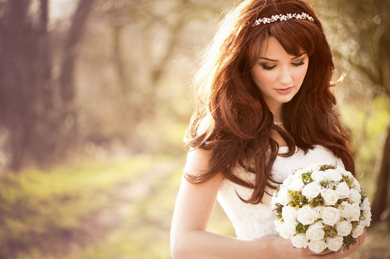 Največkrat se nevesta v kombinaciji s tiaro odloči za spuščene lase. (foto: Shutterstock)