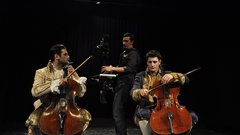 Spektakel v amfiteatru Škofjeloškega gradu s 2Cellos