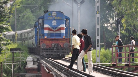 Indijski najstniki izzivajo smrt s skoki izpred drvečega vlaka