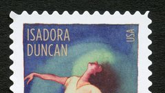 Življenje legendarne plesalke in koreografke Isadore Duncan