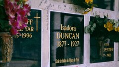 Življenje legendarne plesalke in koreografke Isadore Duncan