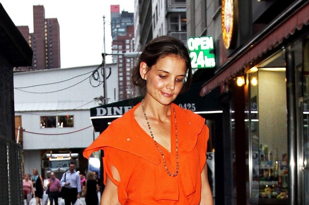 Katie Holmes v živahni oranžni (foto: profimedia)