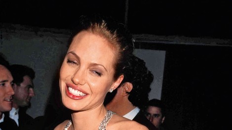 Šokantni posnetek Angeline Jolie dviguje prah