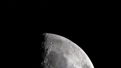 Prvo vesoljsko plovilo je poletelo proti Luni leta 1959. Tistega leta smo dobili prve posnetke njene nevidne strani (Luna namreč Zemlji kaže vedno isto stran).