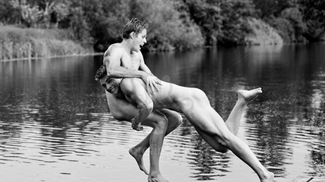 Izjemne fotografije golih veslačev in dvojna morala Facebooka!