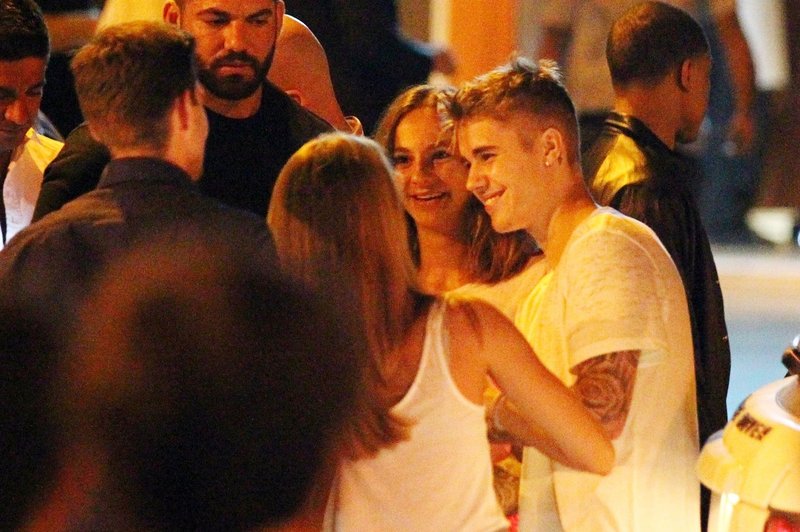 Justin Bieber pred restavracijo Capriani na Ibizi, le nekaj trenutkov pred prepirom (foto: Profimedia)