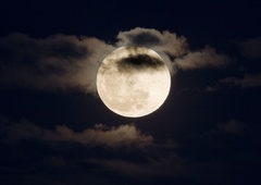 To se v resnici dogaja v vaši psihi, ko je prisotna polna luna: zakaj verjamemo, da vpliva na nas?