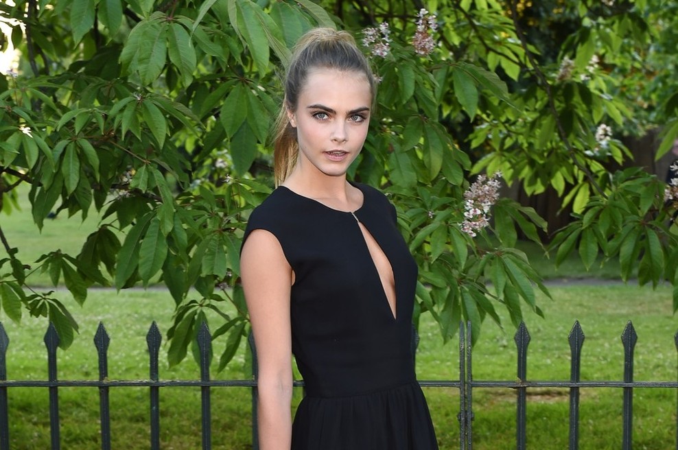 Črna eleganca Care Delevingne (foto: profimedia)